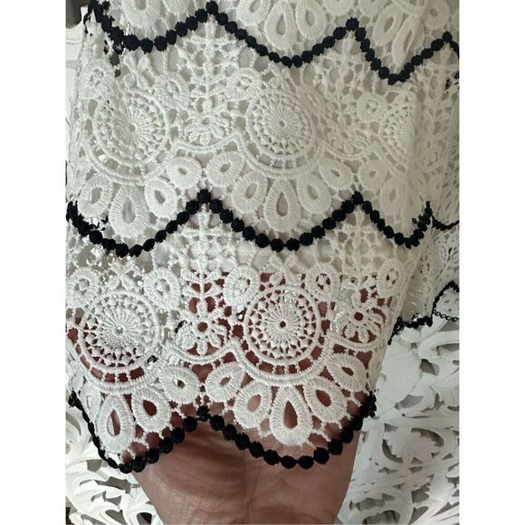 Bebe Scalloped Lace Shorts - Picture 3 of 12